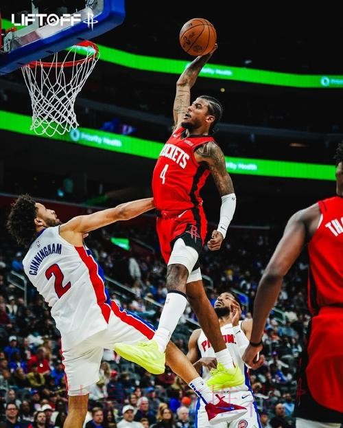 沃尔什起飞试图双手隔扣,坎宁安也迎面送上无情大帽拒绝 沃尔什起飞试图双手隔扣,坎宁安也迎面送上无情大帽拒绝